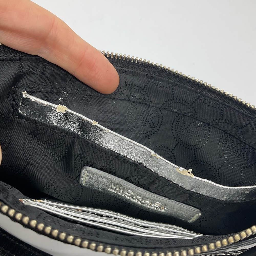 MICHAEL KORS LARGE PATENT LEATHER WRISTLET - Picture 3 of 5